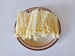 金针菇清洗好以后对半切。