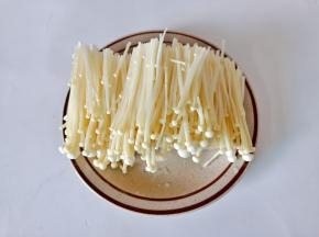 金针菇清洗好以后对半切。