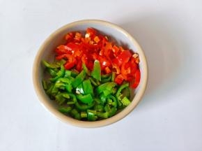 青红辣椒对半切开去籽再切成小丁。