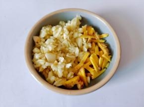 生姜蒜切成末。