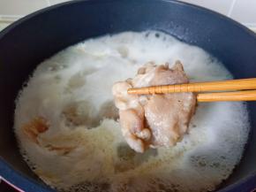 水开后焯水一分钟，捞出清洗干净。