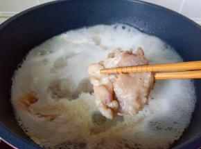 水开后焯水一分钟，捞出清洗干净。