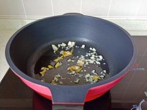 锅里重新放入适量的食用油，放生姜，蒜末小火炒香。