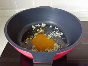 再放入酸汤酱翻炒一下。