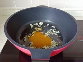 再放入酸汤酱翻炒一下。