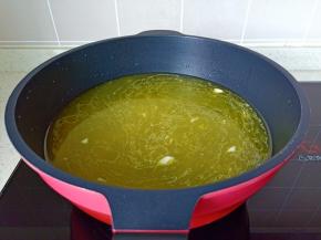 加适量的清水烧开。