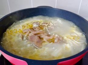 最后放入焯好水的羊肉卷。