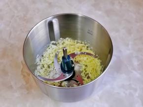 大蒜去皮放入绞肉机中绞碎。