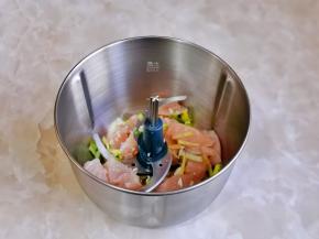 鸡胸肉切小块，放入绞肉机中，加入姜丝葱段。