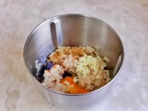 取出绞刀＋1勺料酒＋1勺生抽＋1勺蚝油＋蒜末＋鸡蛋＋十三香＋盐。