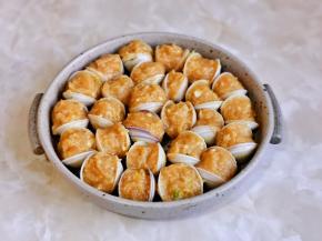 再把肉馅酿入蛤蜊中即可。