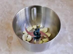 去皮的大蒜放入绞肉机中。