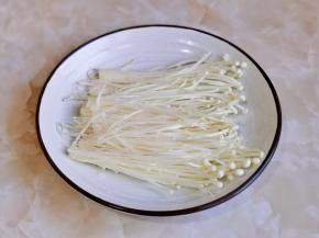 金针菇去跟洗净装盘。