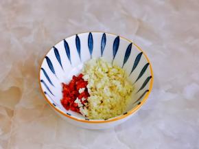 蒜蓉加辣椒放入碗中。