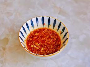 两勺纯净水搅拌均匀。