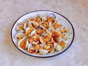 把酱汁淋在蛤蜊上。