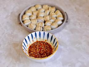 做一个芡汁：蒜末＋辣椒碎＋白芝麻＋生抽＋蚝油搅拌均匀。