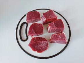 牛肉切成大小一致的块。