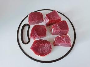 牛肉切成大小一致的块。