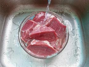 牛肉放在清水里反复多次浸泡。