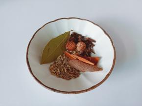 准备香料包一个。