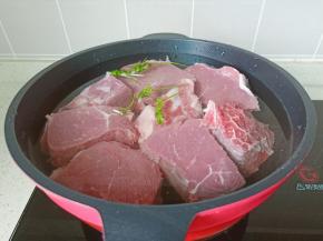 牛肉冷水入锅放入葱段。
