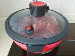 盖上盖子开大火焯水。