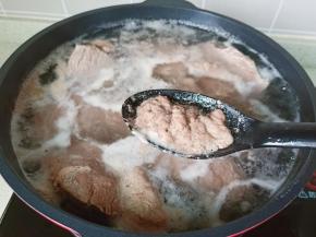 焯水期间把表面的浮沫撇去。