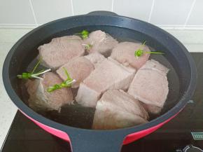 焯过水的牛肉用清水清洗干净，重新冷水入锅，加葱结。