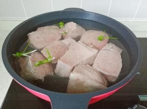 焯过水的牛肉用清水清洗干净，重新冷水入锅，加葱结。