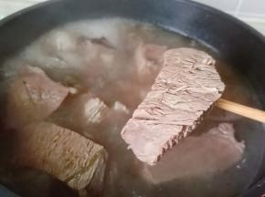 煮到筷子可以轻松扎透就可以，汤汁可以留着煮面条。