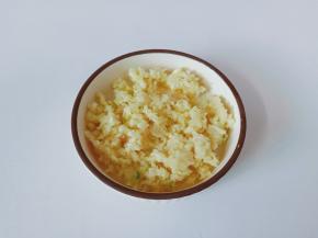 蒜拍扁剥皮剁成末。