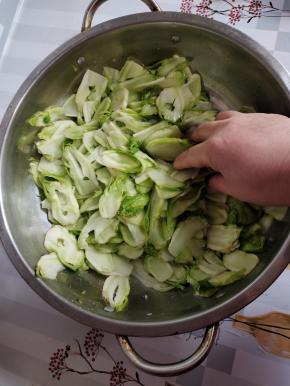 加入一勺盐抓匀腌制20分钟！