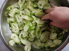 加入一勺盐抓匀腌制20分钟！