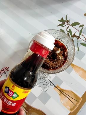 碗中放入一勺秘制辣椒油，一勺鸡精，少许盐，一勺糖，两勺味达美味极鲜！