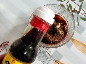 碗中放入一勺秘制辣椒油，一勺鸡精，少许盐，一勺糖，两勺味达美味极鲜！