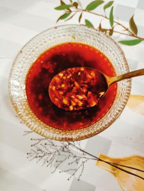 最后加入适量的香油搅拌均匀调成料汁儿！