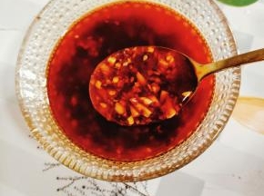 最后加入适量的香油搅拌均匀调成料汁儿！