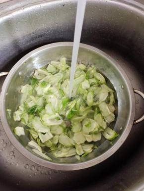 腌制好的儿菜用清水冲洗几遍！