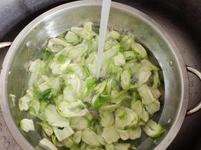 腌制好的儿菜用清水冲洗几遍！