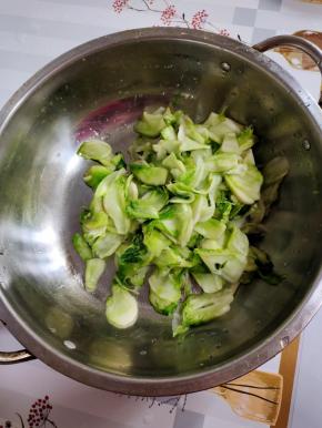 捞出挤干水分放入盆中！