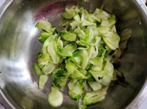 捞出挤干水分放入盆中！