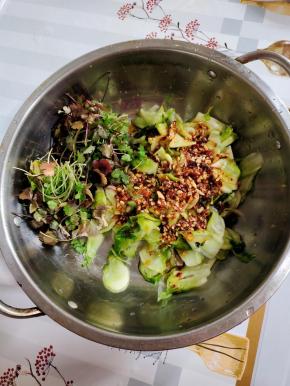 倒入刚刚调好的料汁儿，香菜！