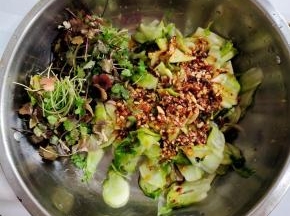 倒入刚刚调好的料汁儿，香菜！