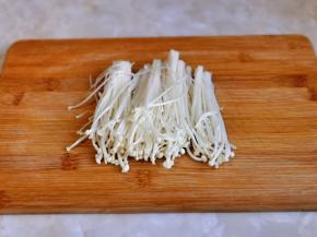 金针菇去跟洗净。