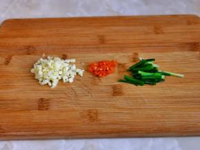 葱蒜辣椒切好。