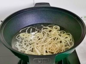 豆皮煮熟捞出沥干水分晾凉。