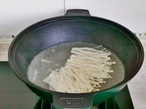 金针菇煮熟捞出沥干水分晾凉。