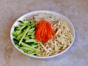 金针菇，胡萝卜丝，豆皮条，黄瓜丝装入盘中。
