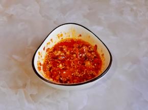 倒入热油，一定要热油哈。